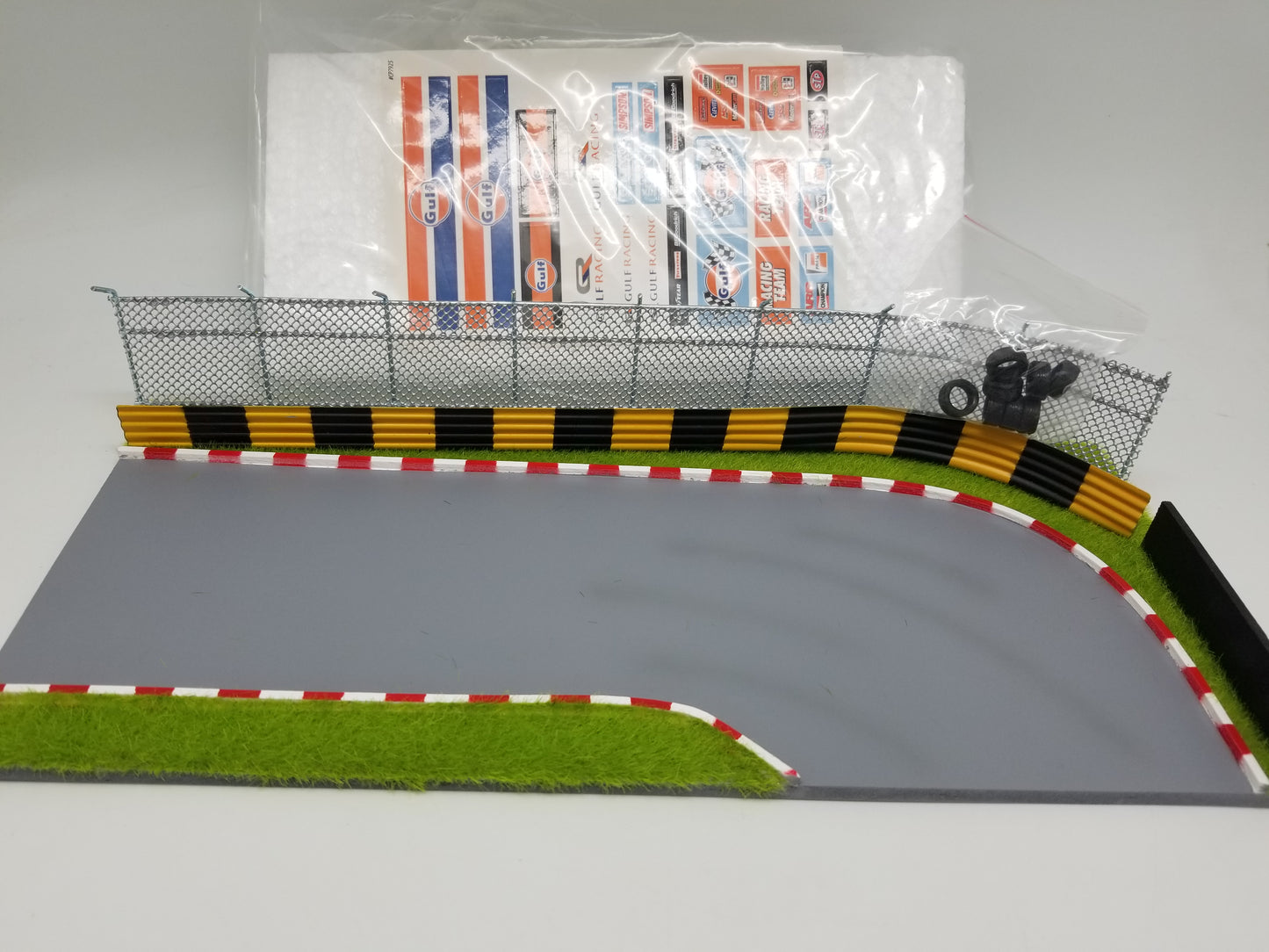 American Diorama - Gulf Race Track Diorama 1:64