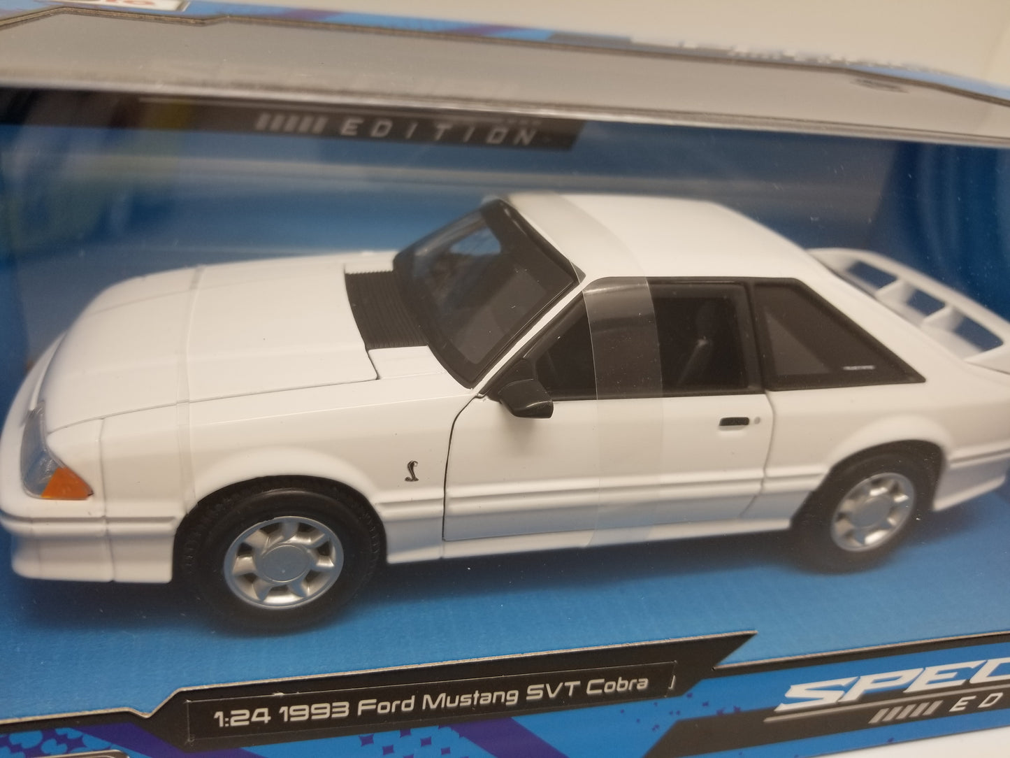 Maisto 1:24 Scale - 1993 Ford Mustang SVT COBRA - WHITE