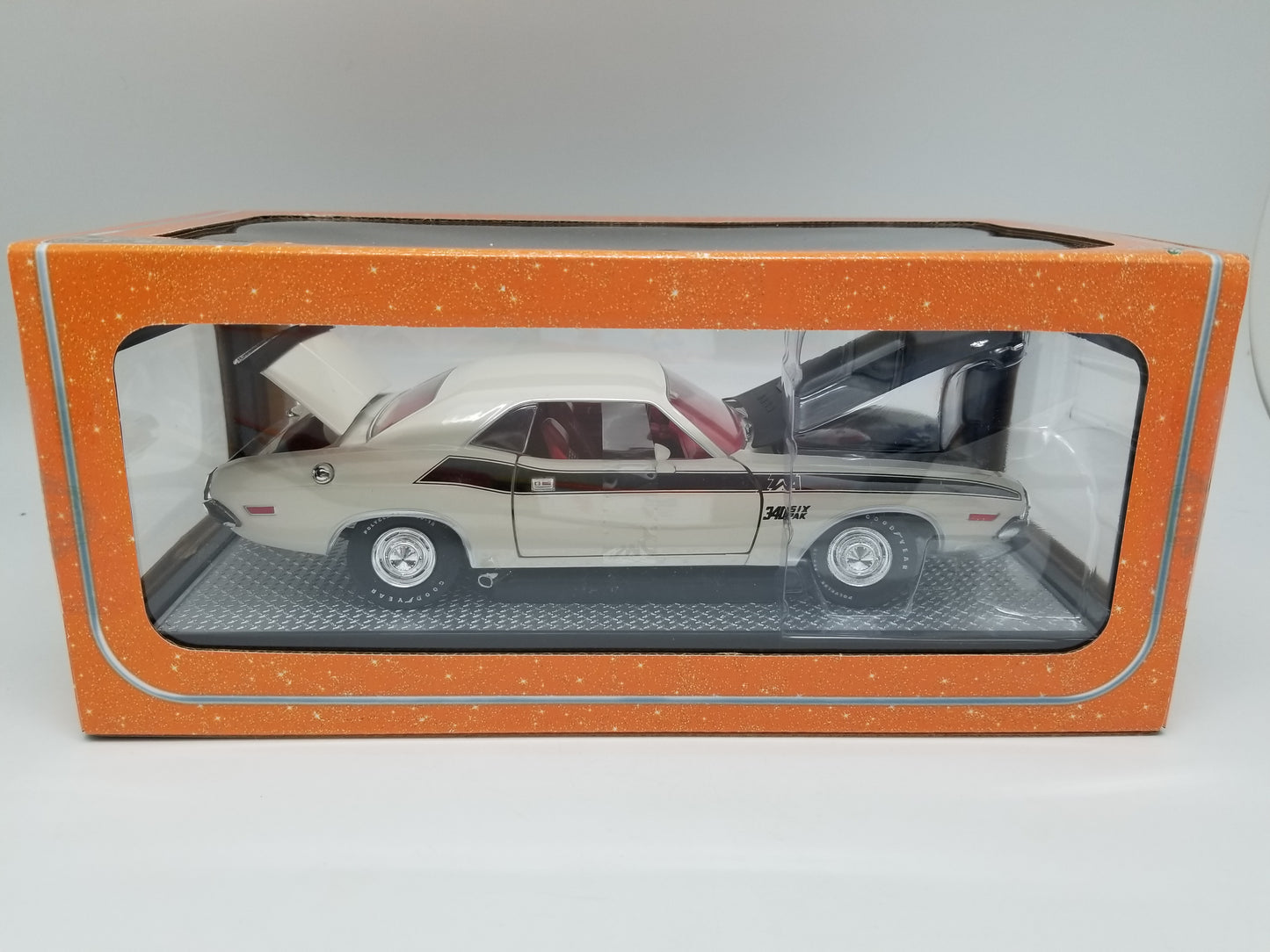 M2 1:24 Scale - 1970 Dodge Challenger T/A