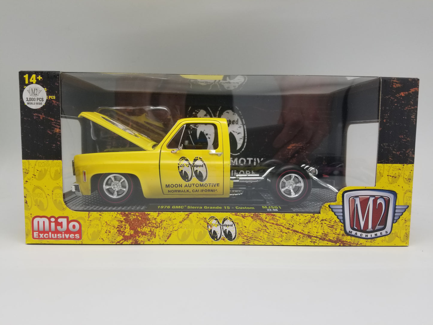 M2 1:24 Scale - 1976 GMC Sierra Grande 15 - Custom - Moon Automotive