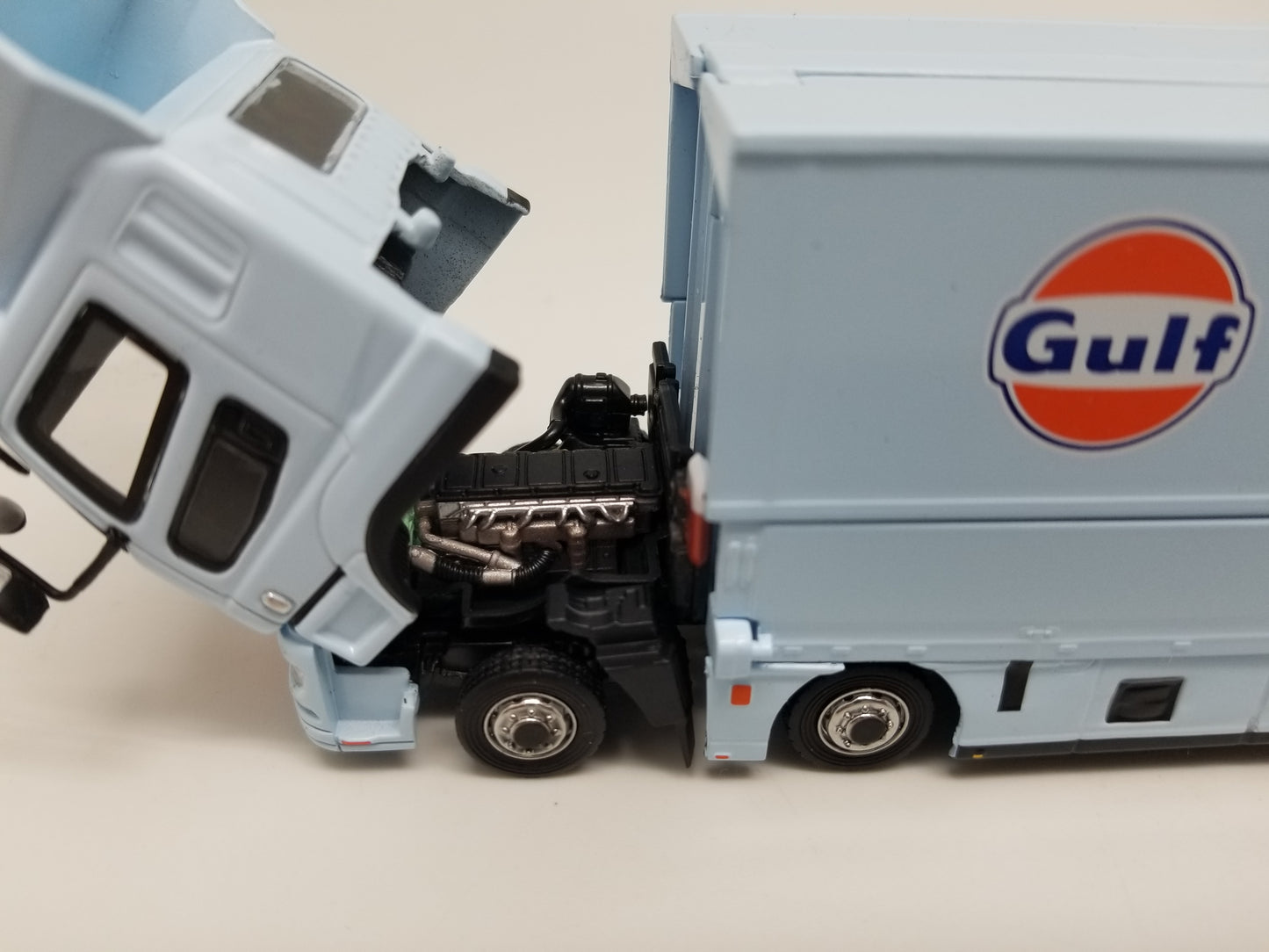 Tarmac Works - Mitsubishi Fuso Super Great - Gulf Racing 1:64 Scale