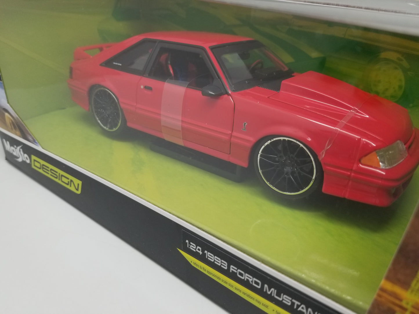 Maisto DESIGN 1:24 Scale - 1993 Ford Mustang SVT COBRA - RED