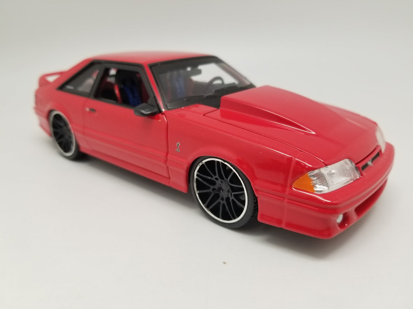 Maisto DESIGN 1:24 Scale - 1993 Ford Mustang SVT COBRA - RED