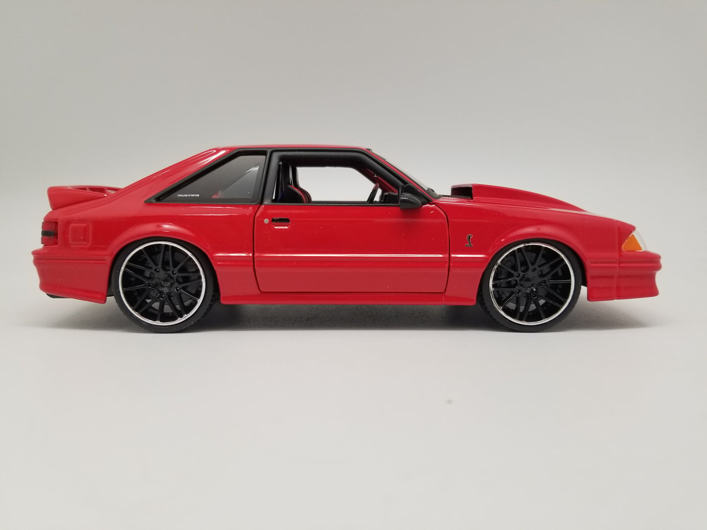 Maisto DESIGN 1:24 Scale - 1993 Ford Mustang SVT COBRA - RED