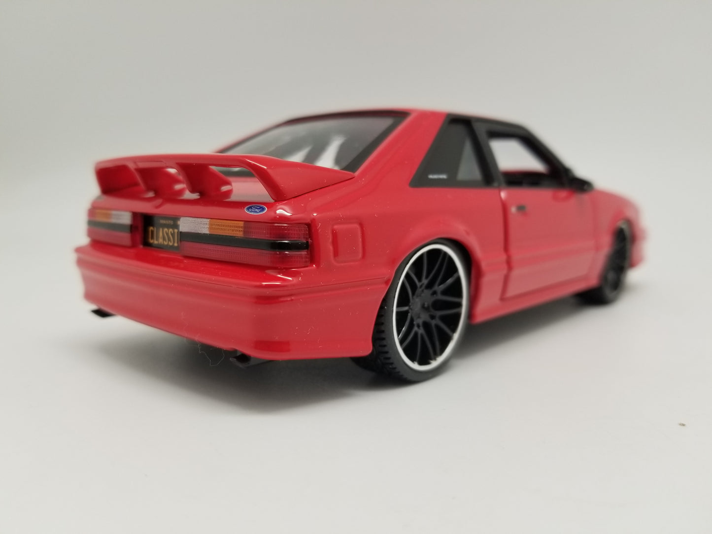 Maisto DESIGN 1:24 Scale - 1993 Ford Mustang SVT COBRA - RED