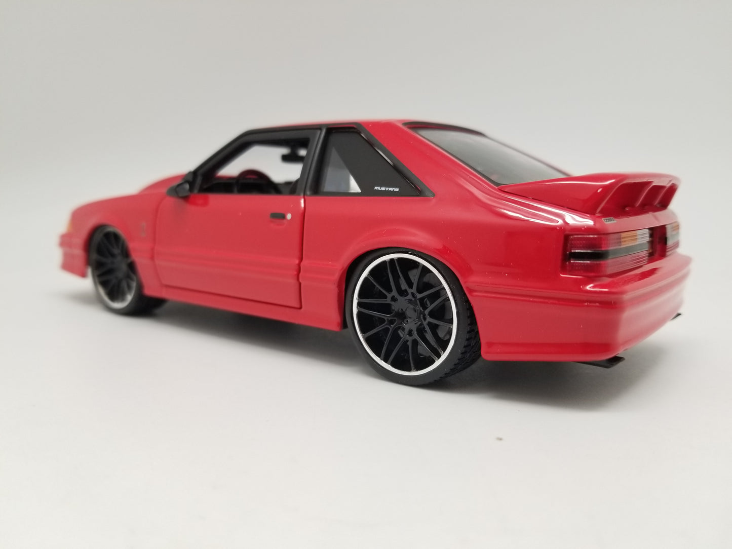 Maisto DESIGN 1:24 Scale - 1993 Ford Mustang SVT COBRA - RED