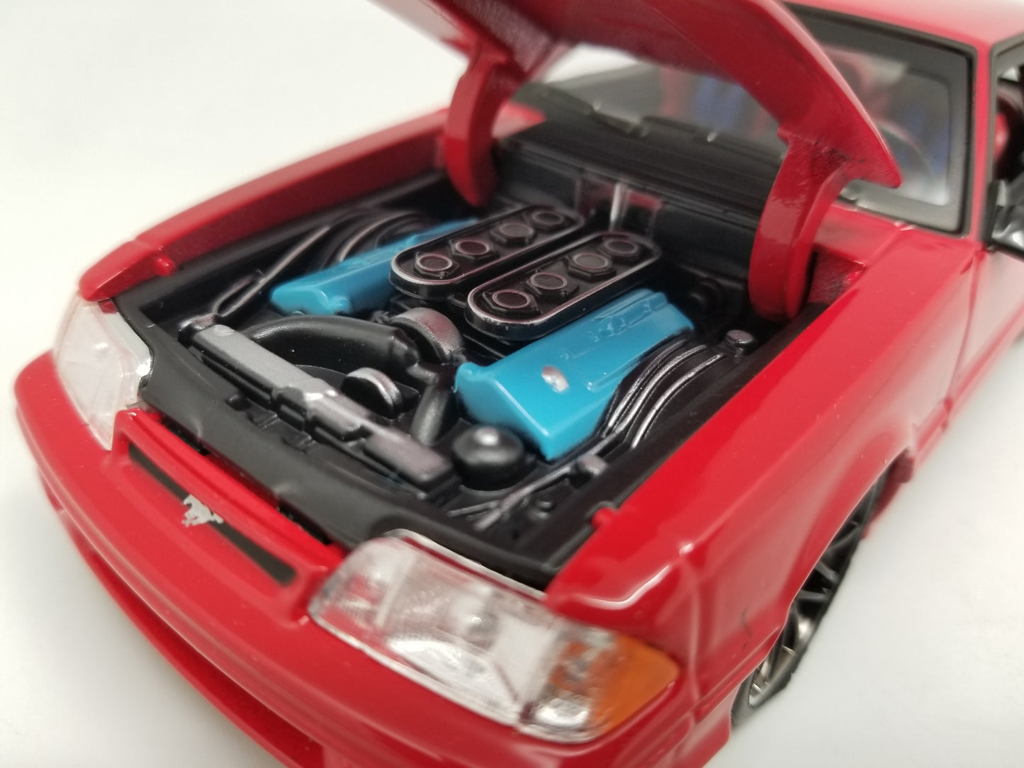 Maisto DESIGN 1:24 Scale - 1993 Ford Mustang SVT COBRA - RED