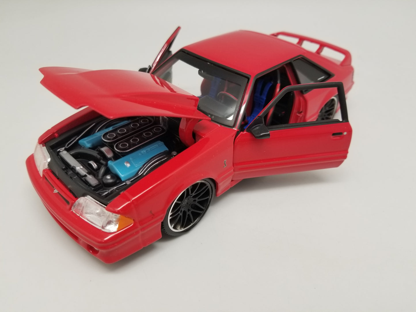 Maisto DESIGN 1:24 Scale - 1993 Ford Mustang SVT COBRA - RED