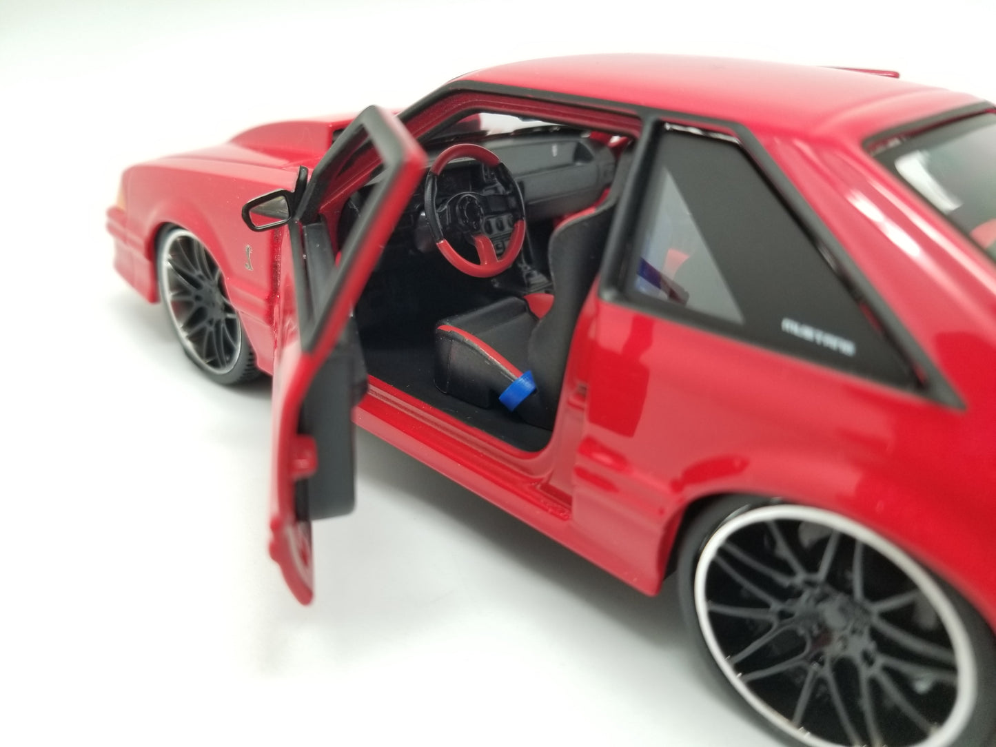 Maisto DESIGN 1:24 Scale - 1993 Ford Mustang SVT COBRA - RED