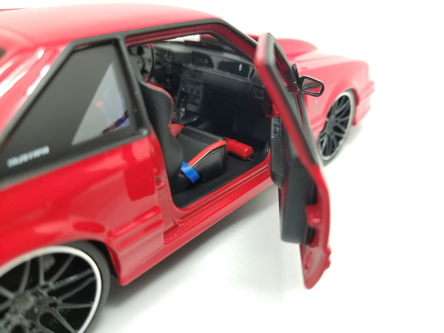 Maisto DESIGN 1:24 Scale - 1993 Ford Mustang SVT COBRA - RED