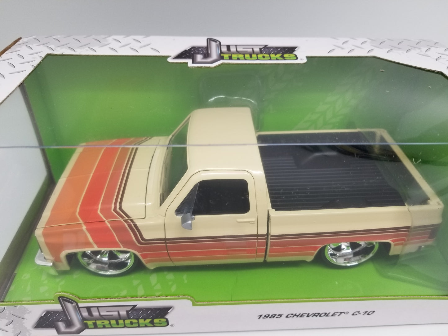 Jada 1:24 scale - 1985 Chevrolet C-10 - Desert Fox