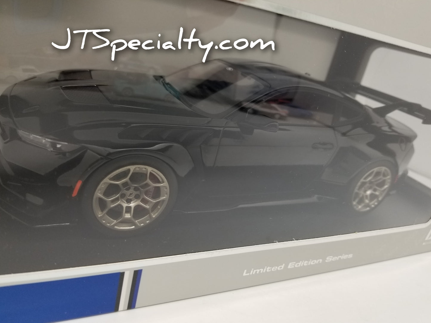 iXO 2025 Ford Mustang GTD 1:18 scale - Black