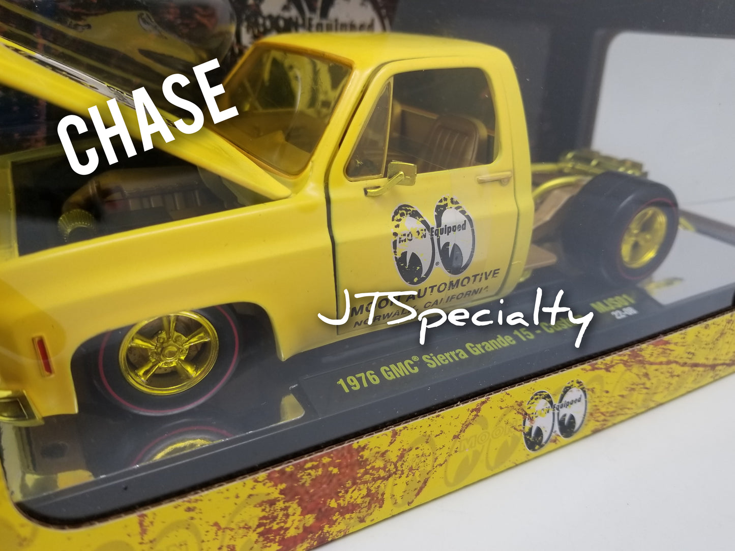 M2 CHASE 1:24 Scale - 1976 GMC Sierra Grande 15 - Mooneyes