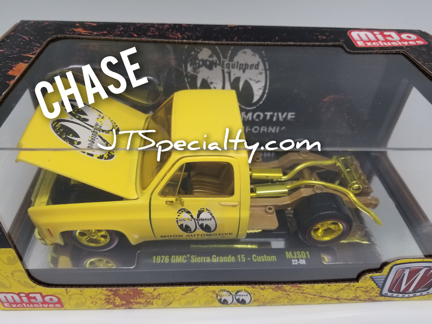 M2 CHASE 1:24 Scale - 1976 GMC Sierra Grande 15 - Mooneyes