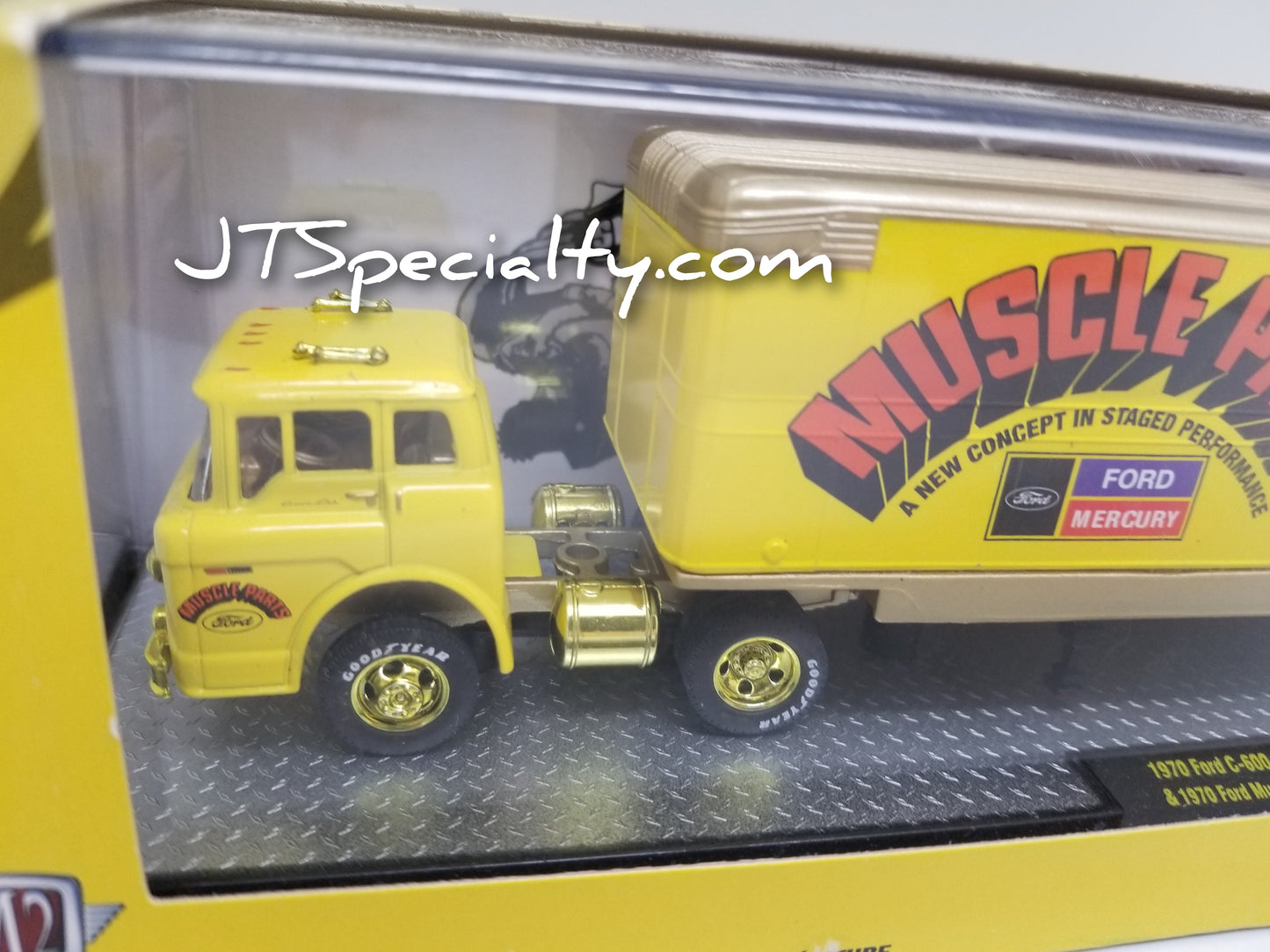 M2 CHASE 1970 Ford C-800 & 1970 Mustang BOSS 302 - Auto Hauler