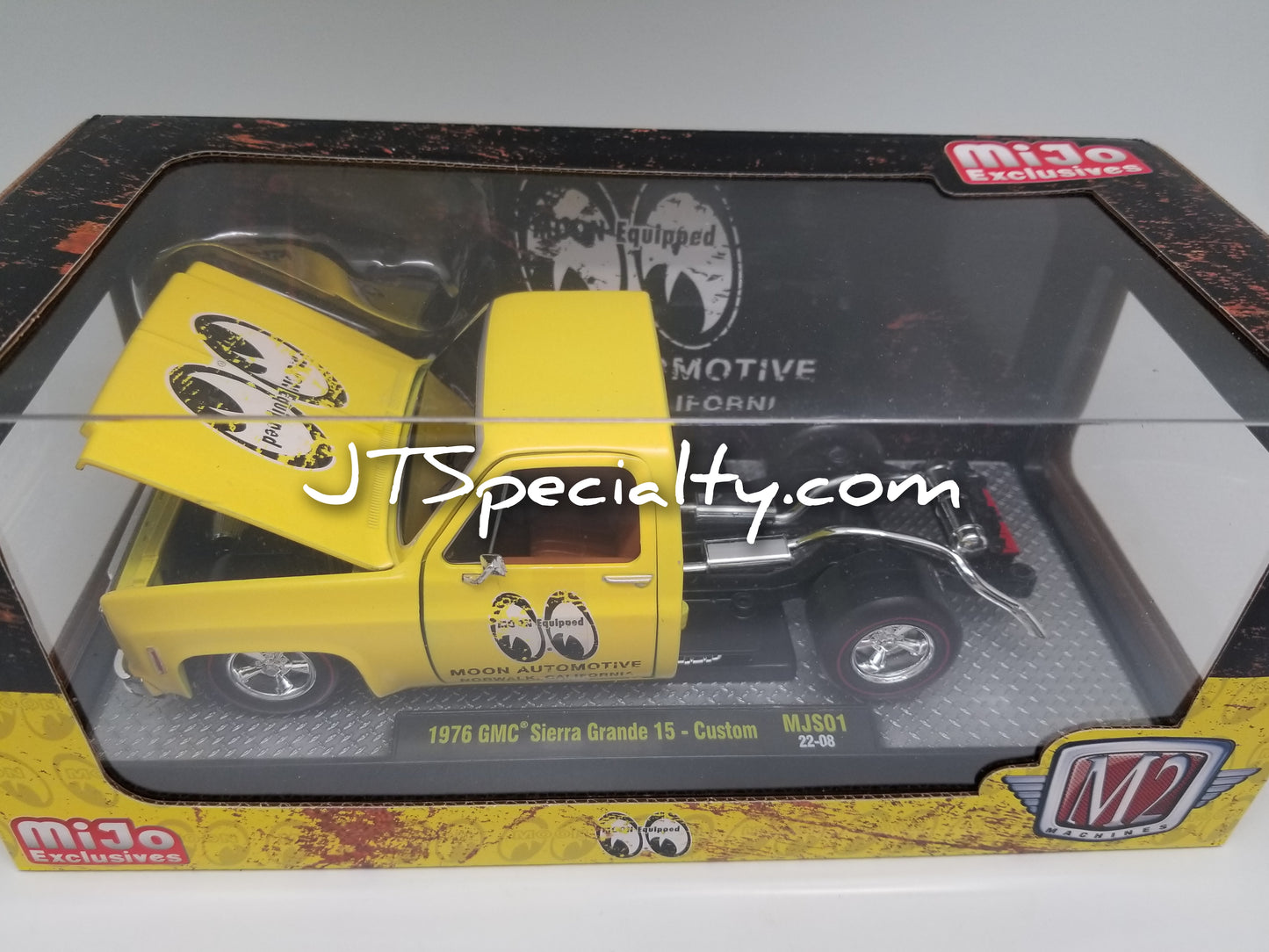 M2 1:24 Scale - 1976 GMC Sierra Grande 15 - Mooneyes
