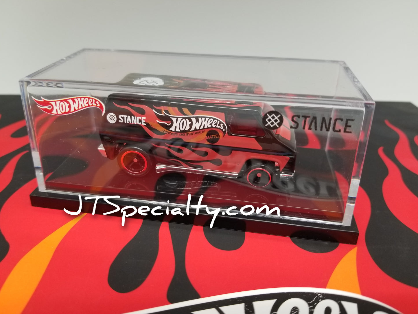 Hot Wheels STANCE Box Set - Van & 2 Pairs of Socks