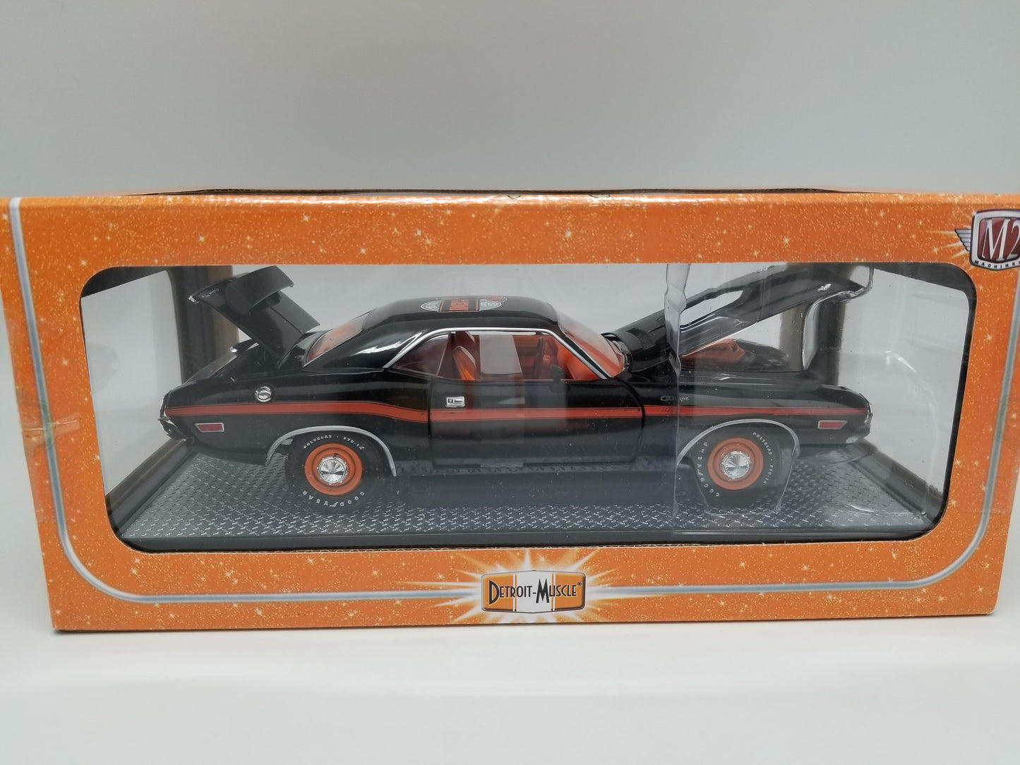 M2 1:24 Scale - 1970 Dodge Challenger R/T HEMI (50th Anniv)